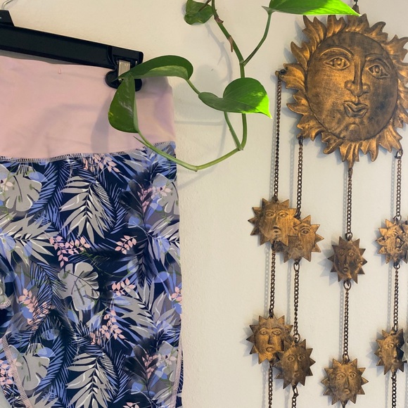 Activewear Crop Leggings w Mesh - Picture 2 of 4